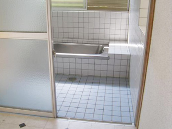 タイルの貼り替えして明るく綺麗に！